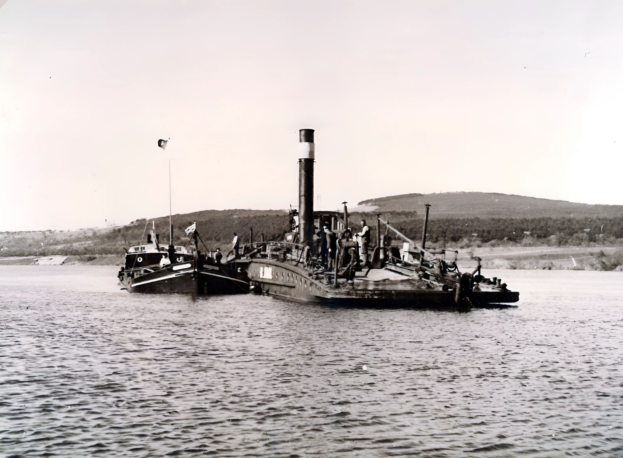 Das Kettenschiff KBKS VII beim Einholen der Kette 1938